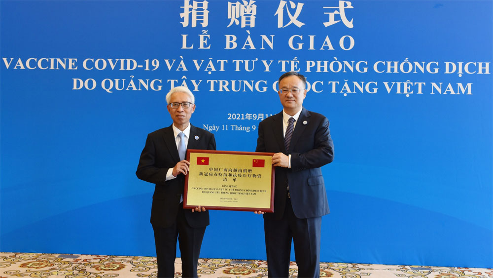 Le Guangxi Chine offre des fournitures médicales à des localités vietnamiennes frontalières